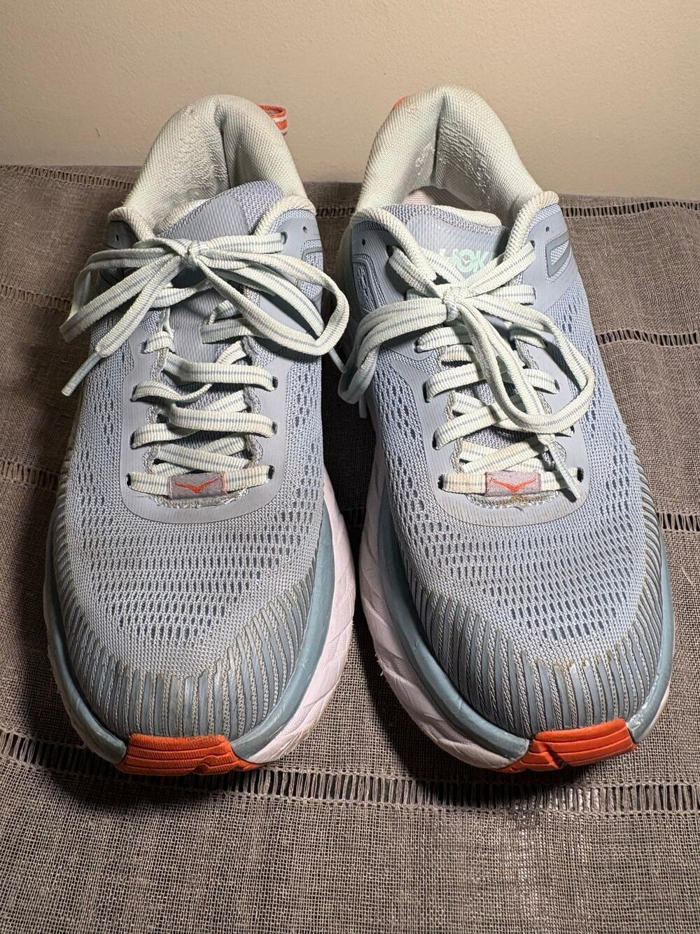 Women’s 7.5 Hoka Bondi 7 light blue and green